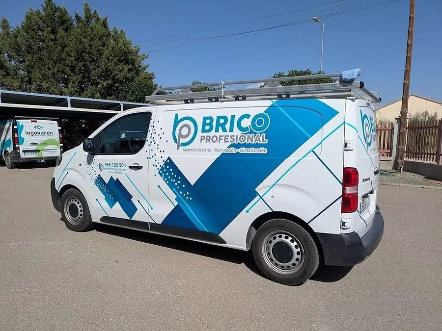 Equipo de Logovisión instalando rotulación en Lorca, Murcia