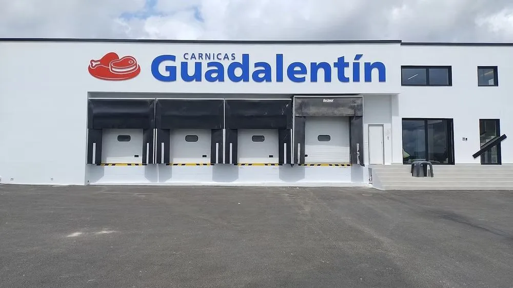 Fachada industrial rotulada por Logovisión