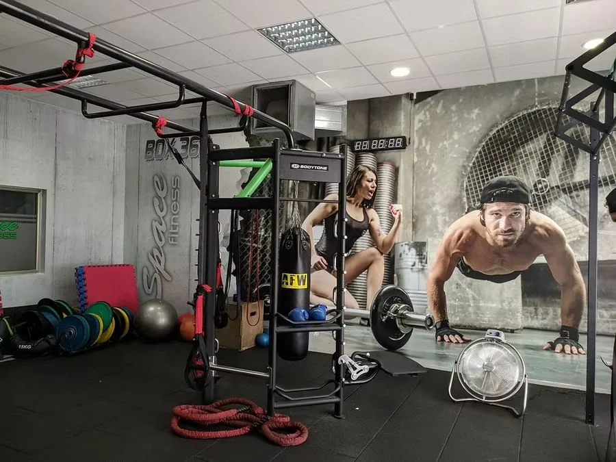 Fotomural decorativo en gimnasio realizado por Logovisión