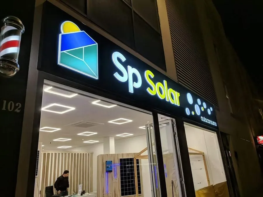 Rótulo luminoso LED instalado por Logovisión