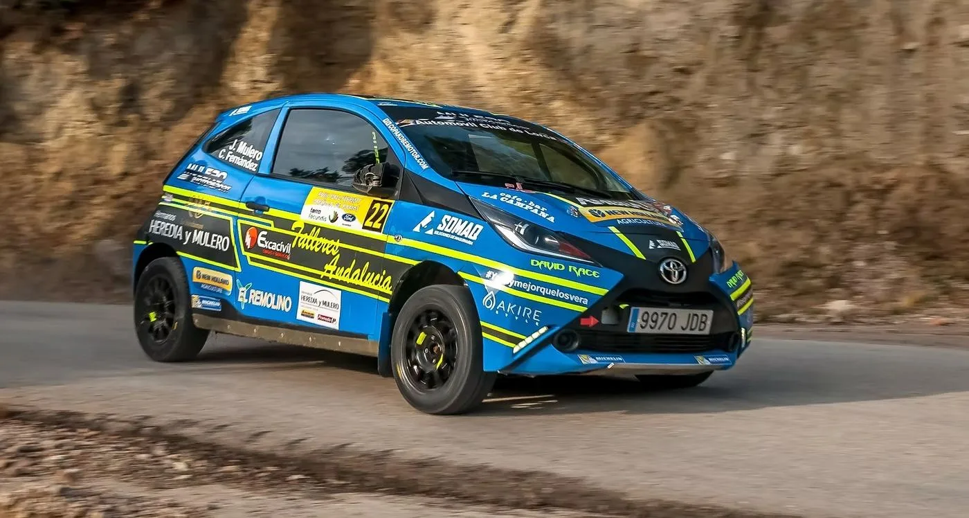 Coche de rally Toyota Aygo con rotulación completa por Logovisión