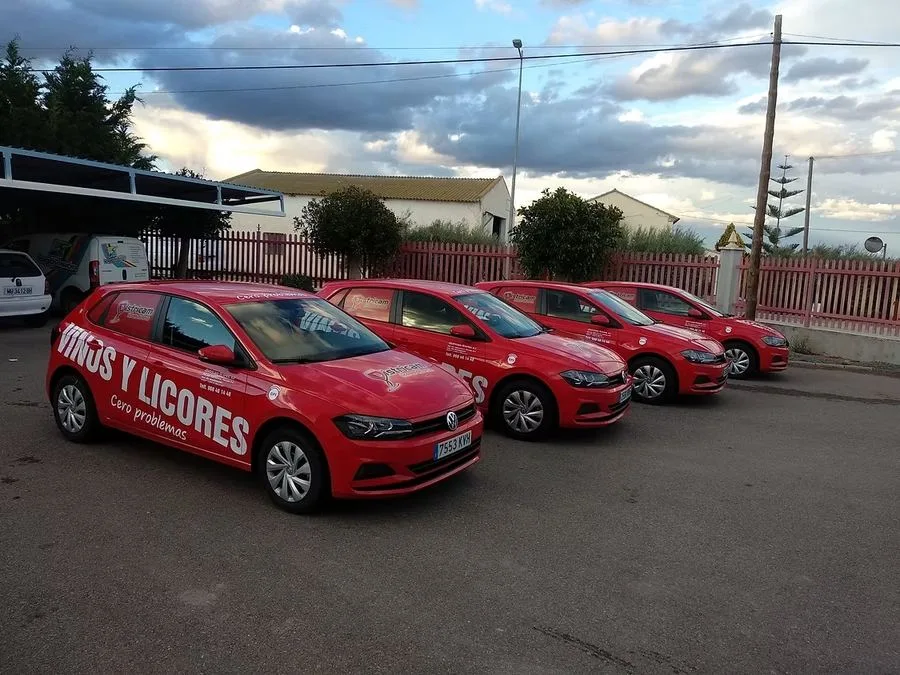 Flota de 4 coches VW Polo rotulados para Vinos y Licores Districam