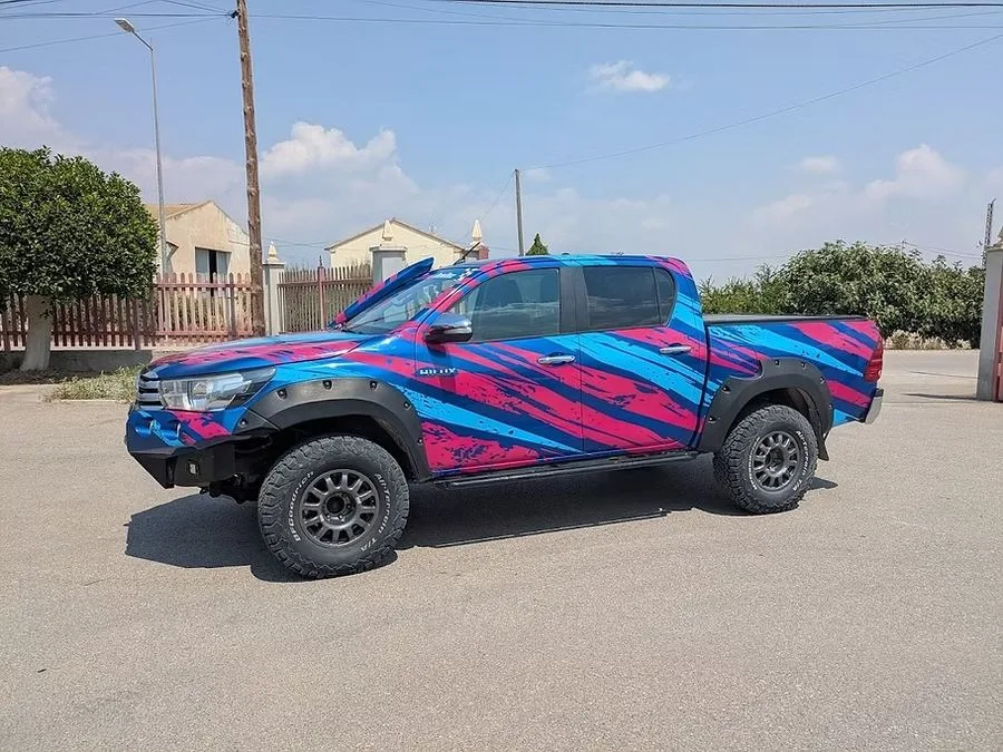 Toyota Hilux con vinilado artístico azul y rosa