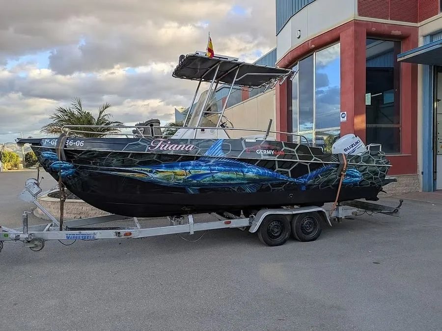 Embarcación Triana con rotulación náutica de peces