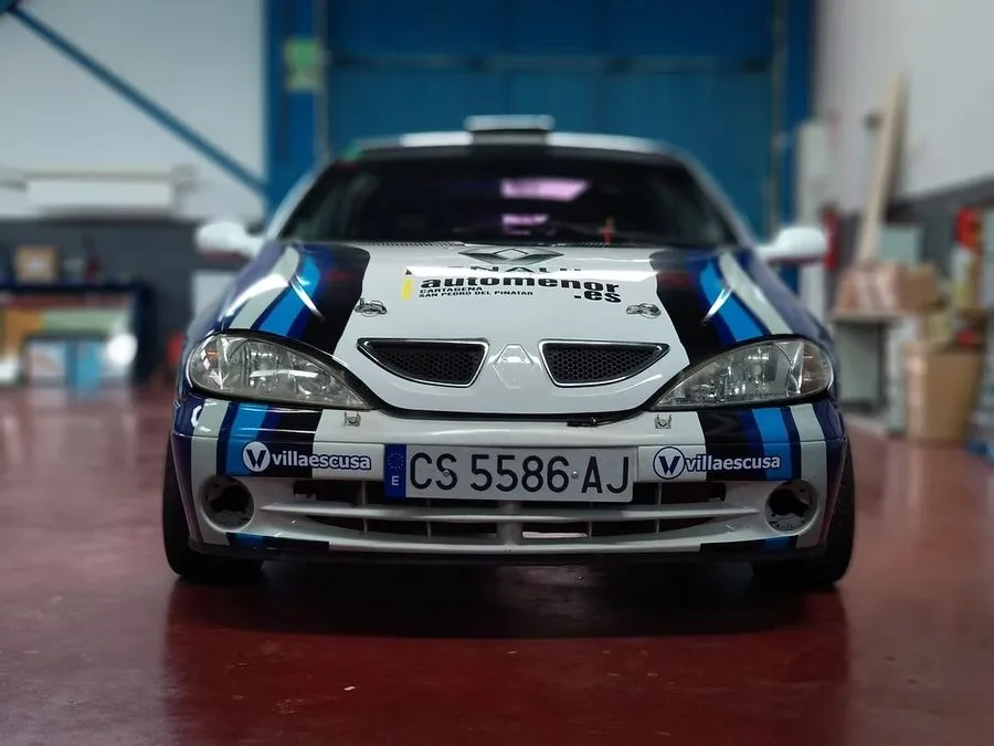 Coche de rally Renault Mégane con decoración corporativa