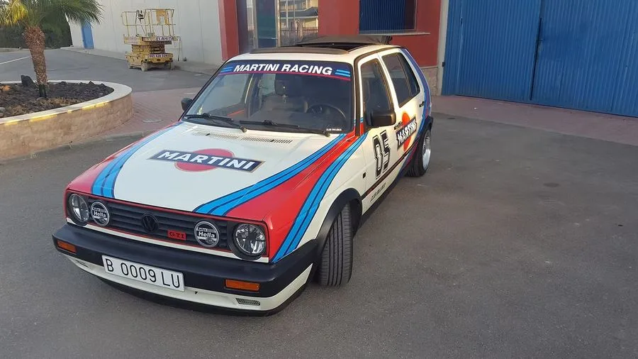 VW Golf Mk2 con decoración Martini Racing clásica