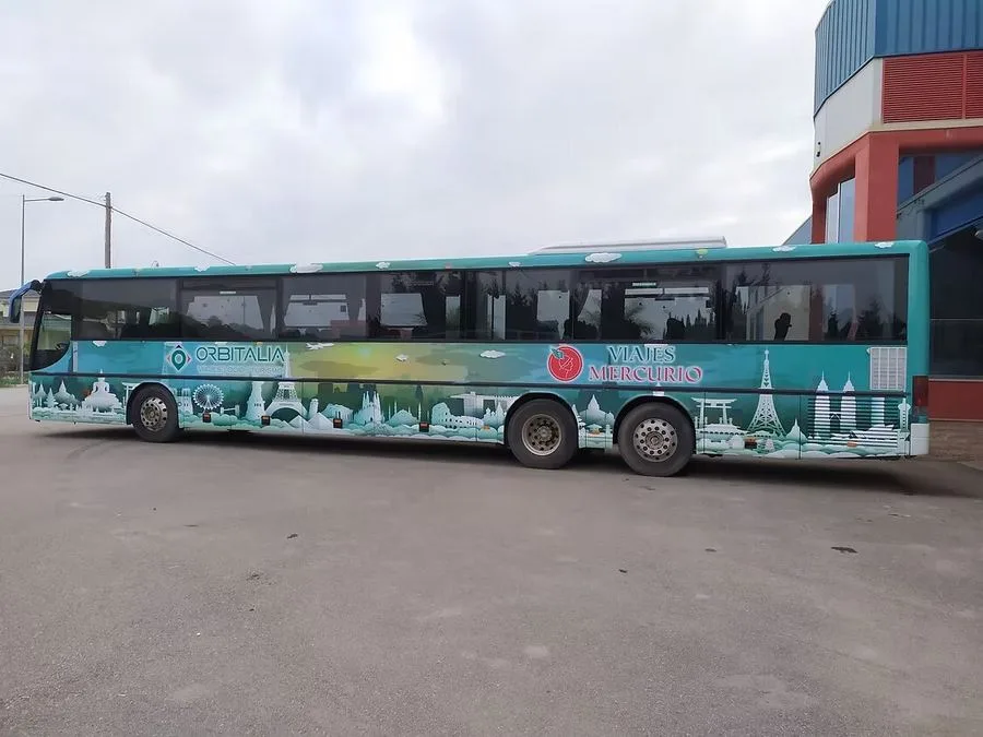 Autobús Empresa Gómez con rotulación 100 aniversario