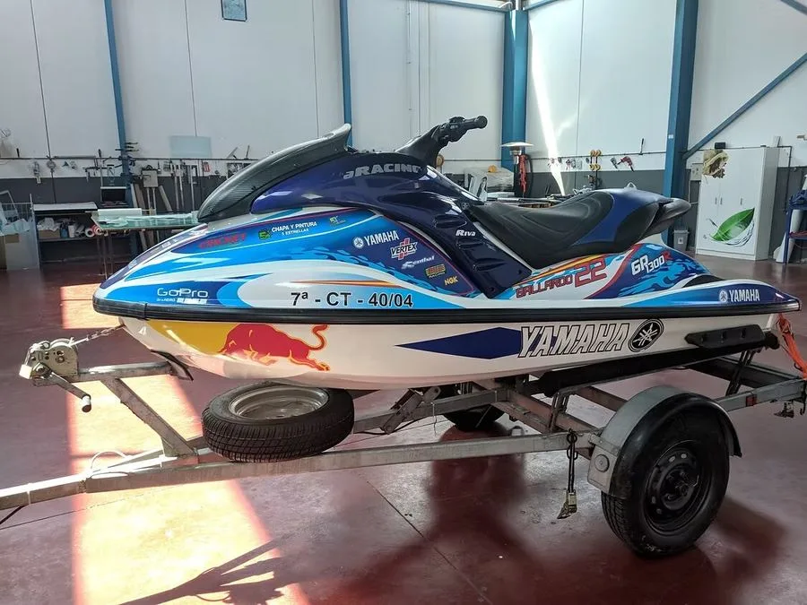 Moto de agua Yamaha GP1300R con rotulación de competición