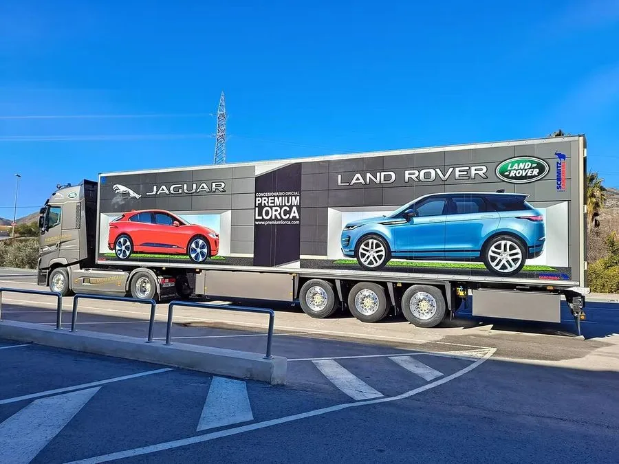 Camión tráiler con rotulación Jaguar Land Rover Premium Lorca
