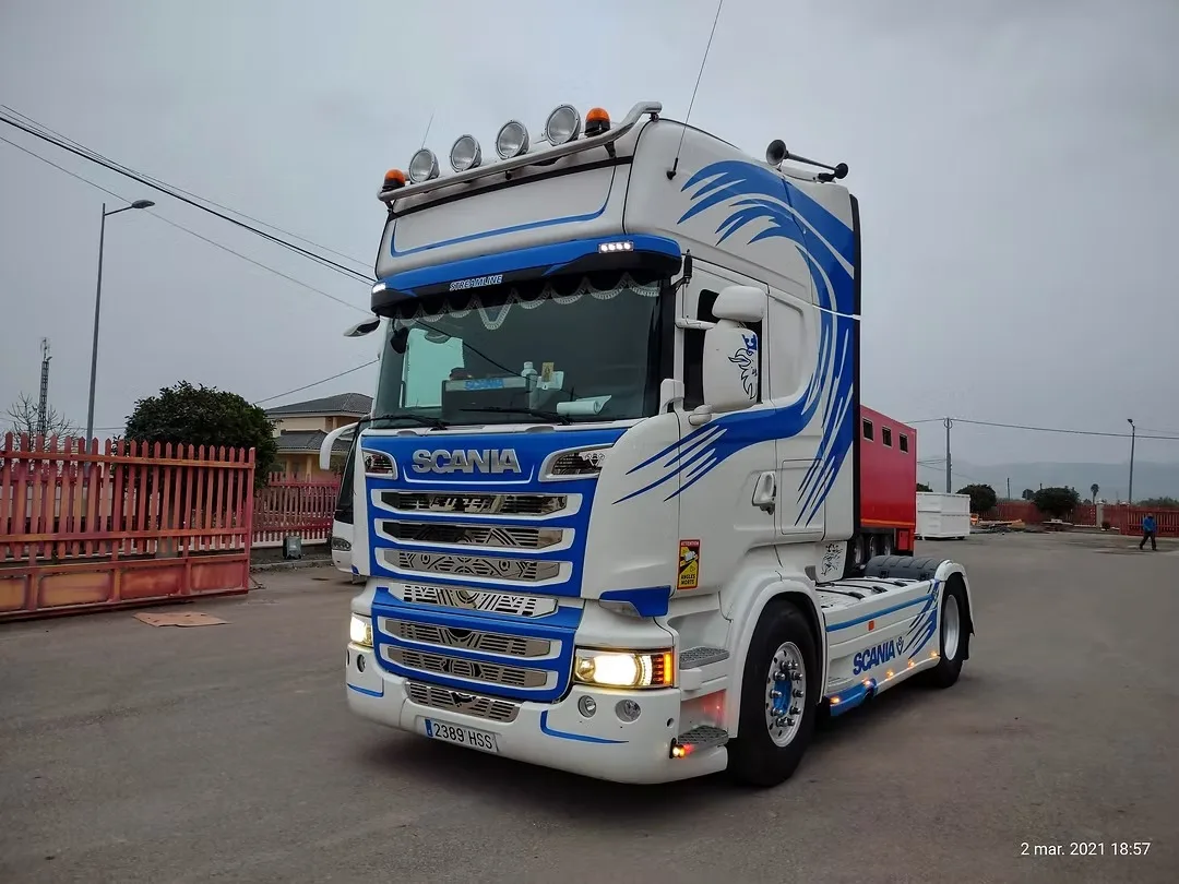 Vehículo rotulado por Logovisión