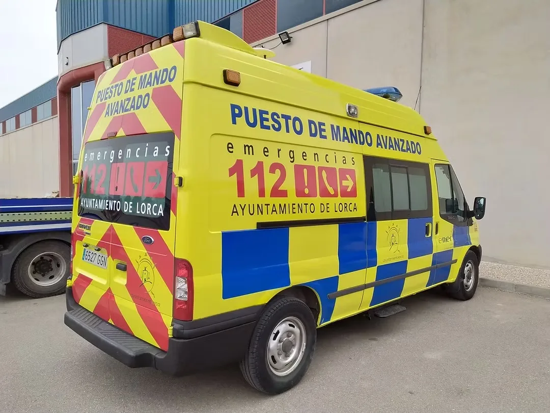 Vehículo rotulado por Logovisión