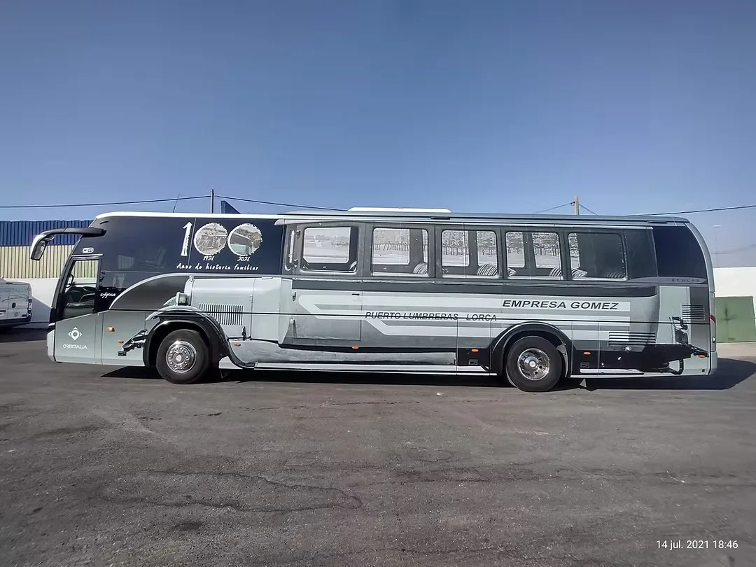 Vehículo rotulado por Logovisión