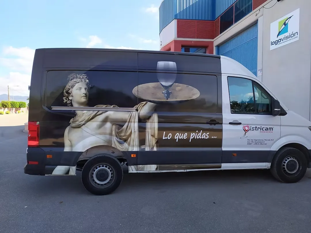 Vehículo rotulado por Logovisión