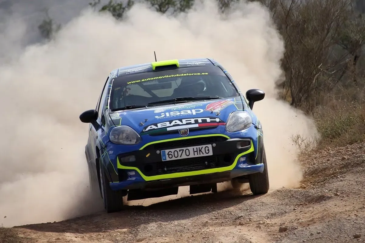 Vehículo rotulado por Logovisión